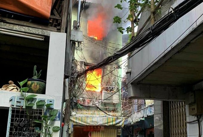 Nhà ba tầng cháy ngùn ngụt