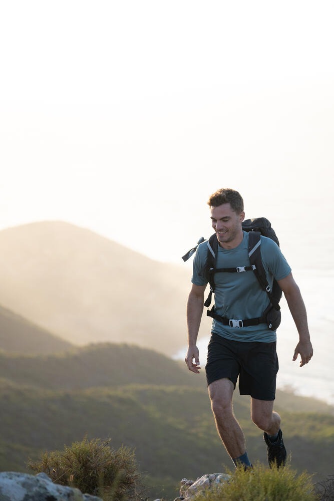 Áo thun hiking vải tổng hợp tái chế MH100 cho nam