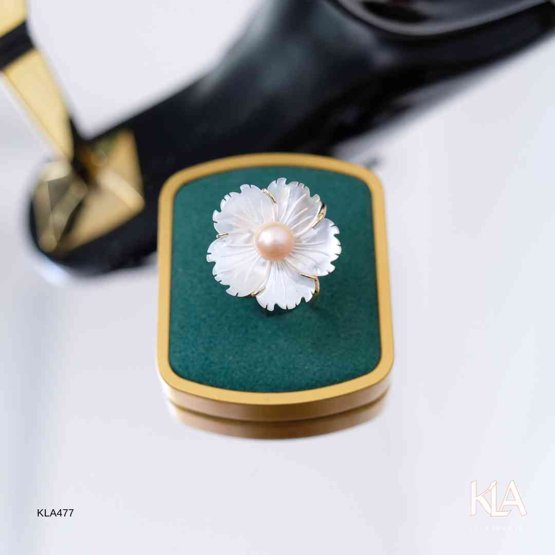 Khuy Cài Khăn KLA Luxury Gifts KLA477 Bông Hoa Đào Đính Đá Moissanite Lấp Lánh