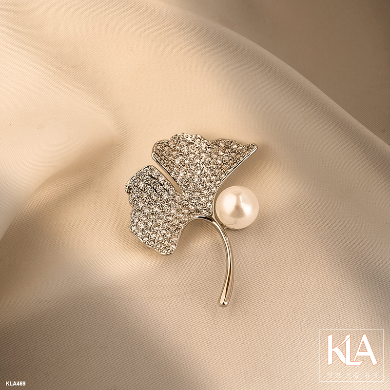 Trâm Cài Áo Cao Cấp KLA Luxury Gifts KLA469 Hình Cánh Hoa Đính Đá Moissanite Và Ngọc Trai Nhân Tạo Cao Cấp