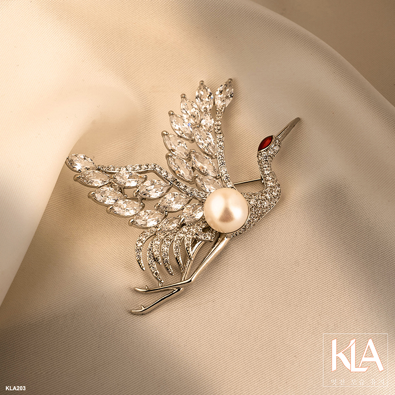 Trâm Cài Áo Cao Cấp KLA Luxury Gifts KLA203 Hình Sếu Đầu Đỏ Đính Đá Moissanite Và Ngọc Trai Nhân Tạo Lấp Lánh