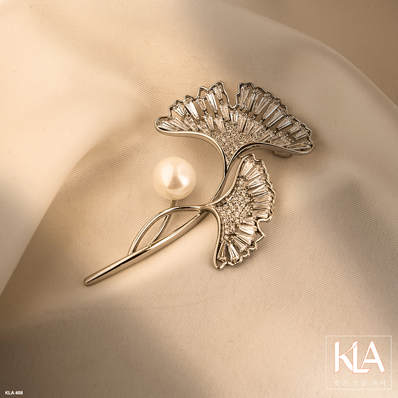 Trâm Cài Áo Cao Cấp KLA Luxury Gifts KLA408 Hình Hai Cánh Hoa Đính Đá Moissanite Và Ngọc Trai Nhân Tạo Lấp Lánh
