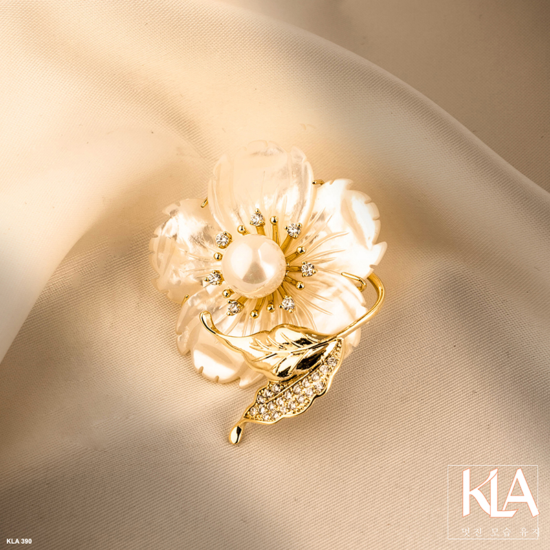 Trâm Cài Áo Cao Cấp KLA Luxury Gifts KLA390 Hình Bông Hoa Năm Cánh Đính Đá Moissanite Lấp Lánh Và Ngọc Trai Nhân Tạo Cao Cấp