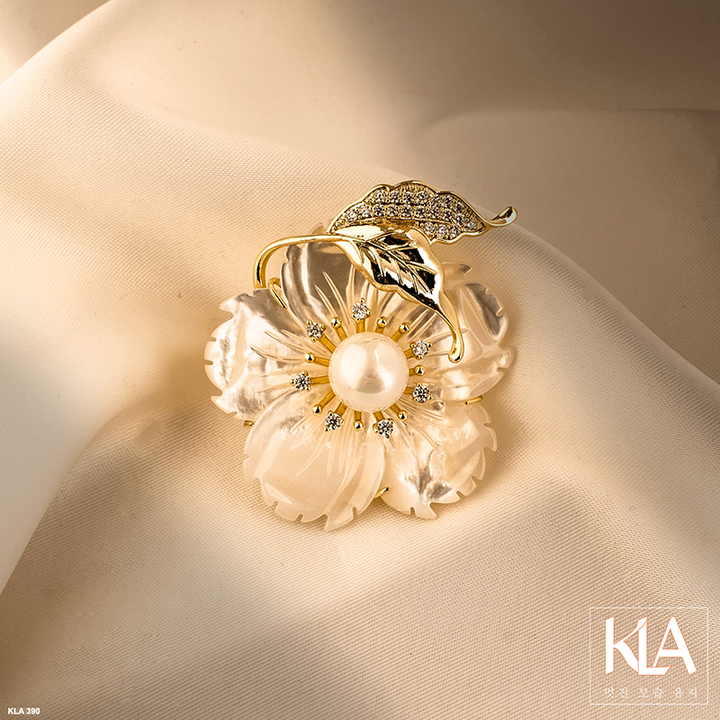 Trâm Cài Áo Cao Cấp KLA Luxury Gifts KLA390 Hình Bông Hoa Năm Cánh Đính Đá Moissanite Lấp Lánh Và Ngọc Trai Nhân Tạo Cao Cấp