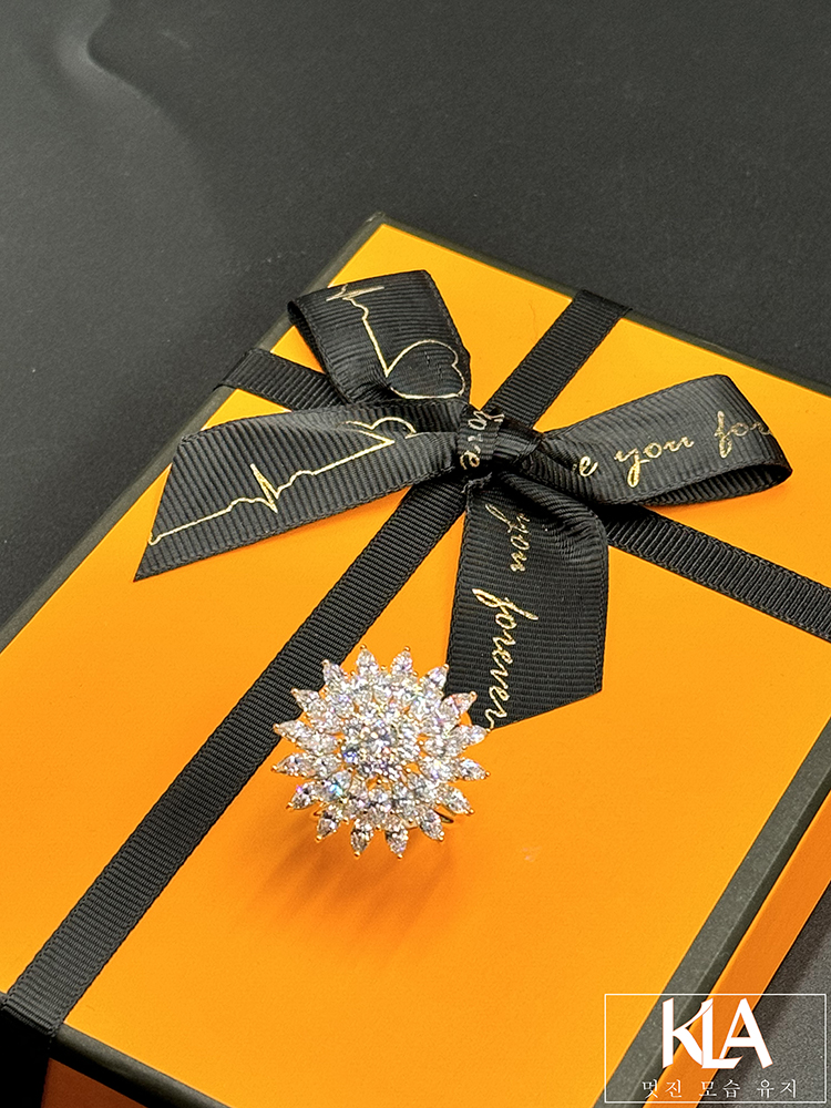Khuy Cài Khăn KLA Luxury Gifts KLA430 Hình Hoa Tuyết Nhiều Cánh Đính Đá Moissanite Lấp Lánh