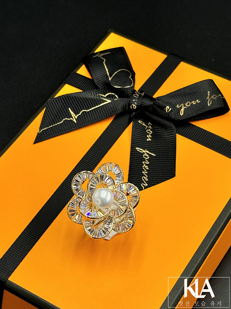 Khuy Cài Khăn KLA Luxury Gifts KLA437-01 Hình Bông Hoa Nhiều Cánh Màu Vàng Đính Đá Moissanite Và Ngọc Trai Nhân Tạo Cao Cấp