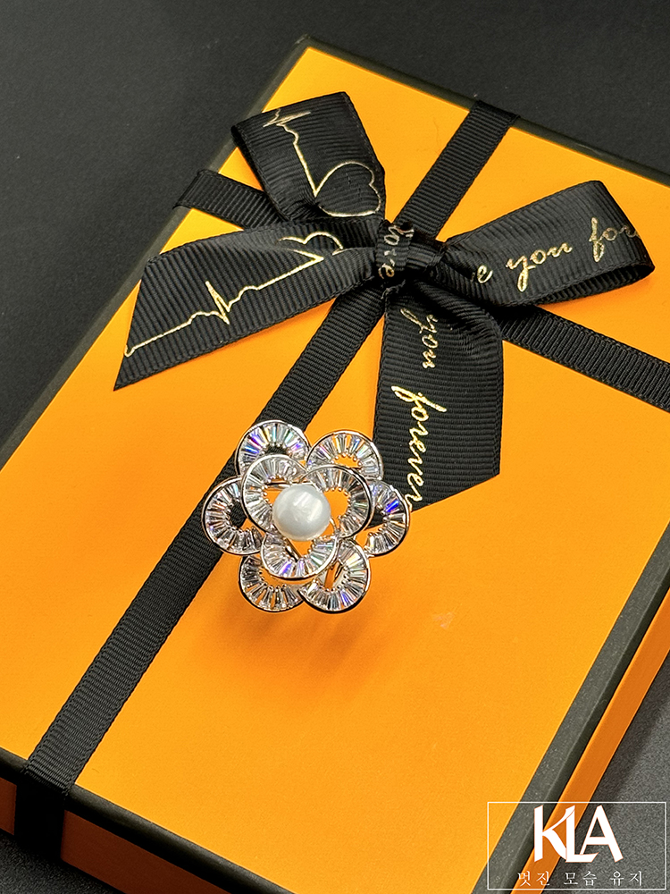 Khuy Cài Khăn KLA Luxury Gifts KLA437-02 Hình Bông Hoa Nhiều Cánh Màu Bạc Đính Đá Moissanite Và Ngọc Trai Nhân Tạo Cao Cấp