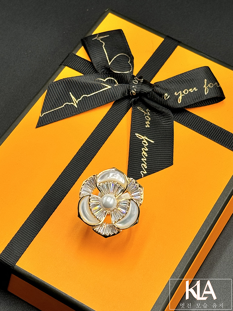 Khuy Cài Khăn KLA Luxury Gifts KLA444 Hình Bông Hoa Ba Cánh Đính Đá Moissanite Và Ngọc Trai Nhân Tạo Cao Cấp