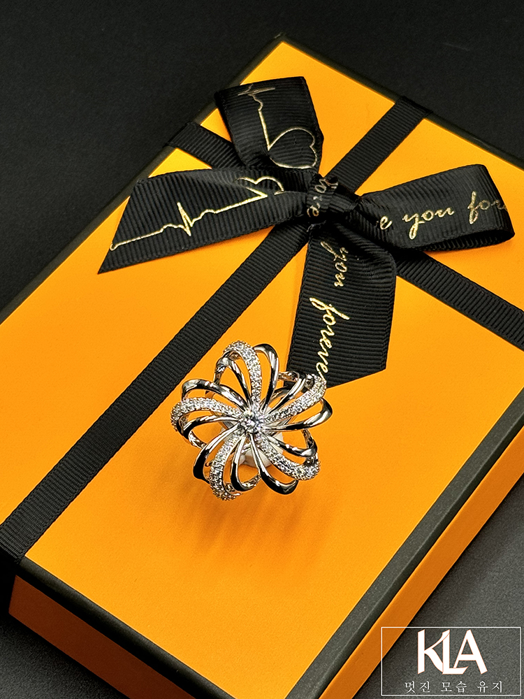 Khuy Cài Khăn KLA Luxury Gifts KLA449 Hình Bông Hoa Nhiều Cánh Đính Đá Moissanite Lấp Lánh