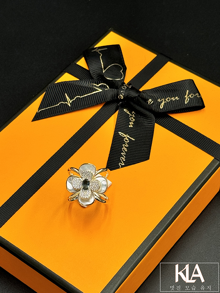 Khuy Cài Khăn KLA Luxury Gifts KLA468 Hình Bông Hoa Màu Trắng Đính Đá Moissanite Xanh Cao Cấp
