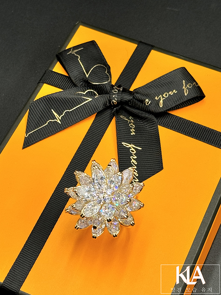 Khuy Cài Khăn KLA Luxury Gifts KLA471 Hình Đoá Hoa Nhiều Cánh Đính Đá Moissanite Lấp Lánh, Cao Cấp