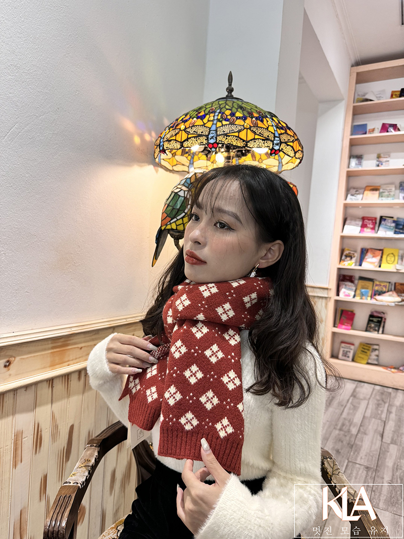 Khăn Len Cao Cấp KLA Premium Limited Gifts KLA473-20 Hoạ Tiết Chấm Bi Hình Thoi Sang Trọng