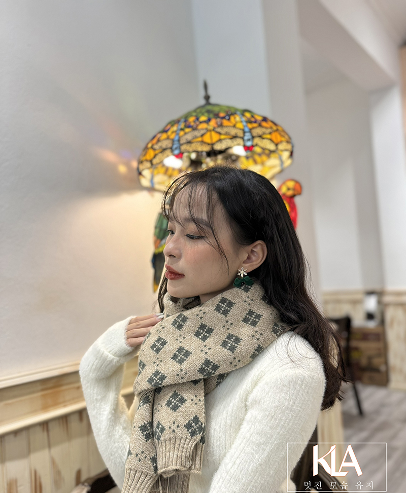 Khăn Len Cao Cấp KLA Premium Limited Gifts KLA473-22 Hoạ Tiết Chấm Bi Hình Thoi Sang Trọng
