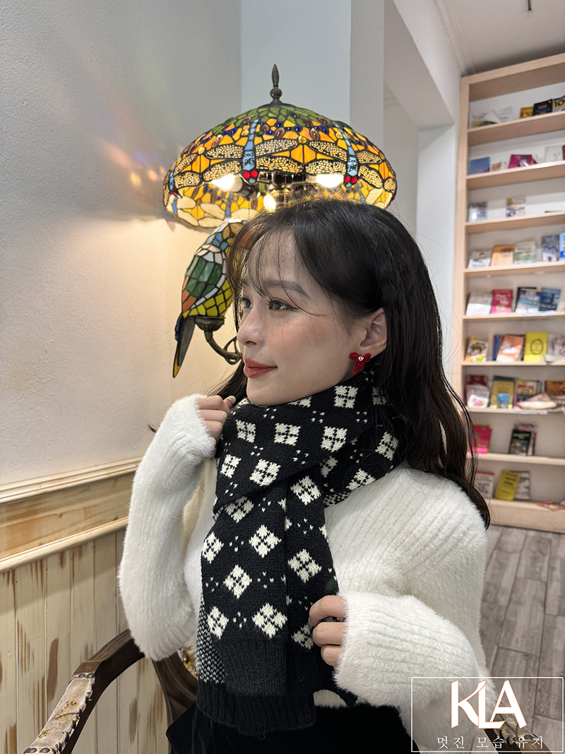 Khăn Len Cao Cấp KLA Premium Limited Gifts KLA473-87 Hoạ Tiết Chấm Bi Hình Thoi Sang Trọng