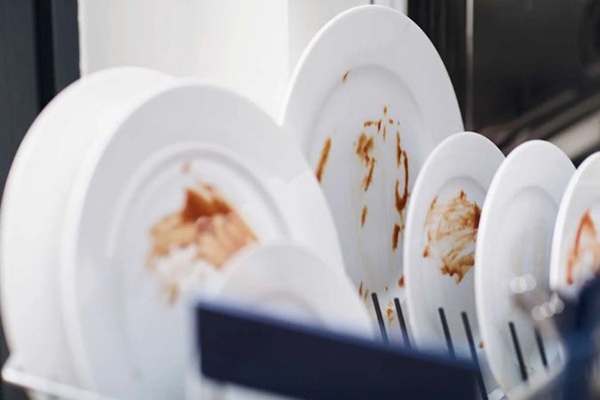 Rửa chén bằng nước nóng hay nước lạnh sẽ tốt hơn?