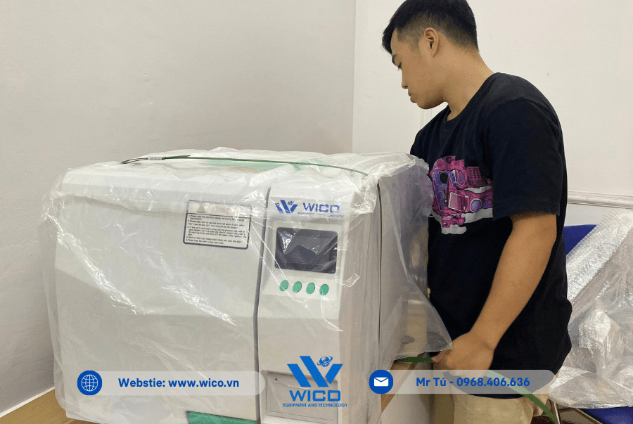 Kỹ thuật viên Wico bàn giao và hướng dẫn khách sử dụng Nồi hấp chân không TM-24DV