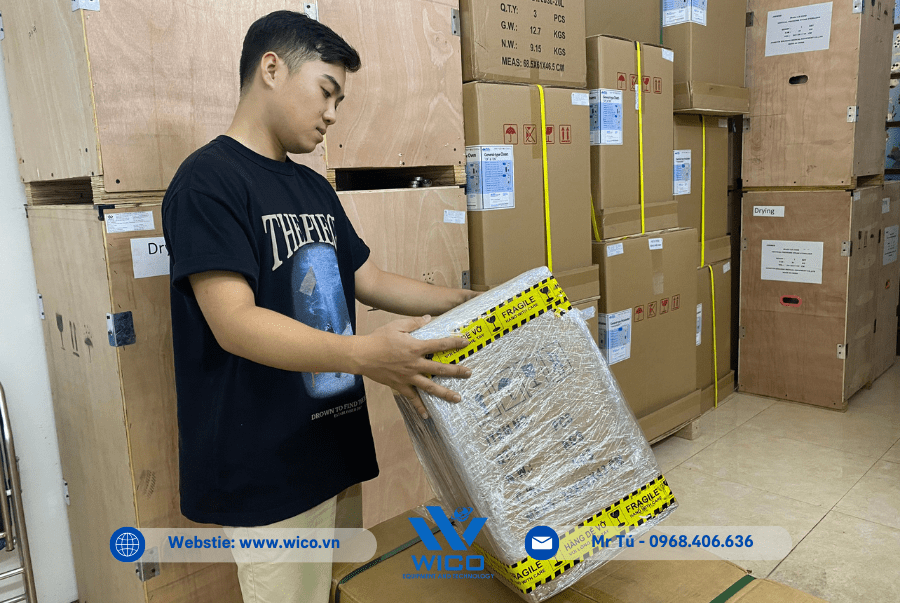 Nhân viên Wico cẩn thận kiểm tra và đóng gói sản phẩm cho khách hàng