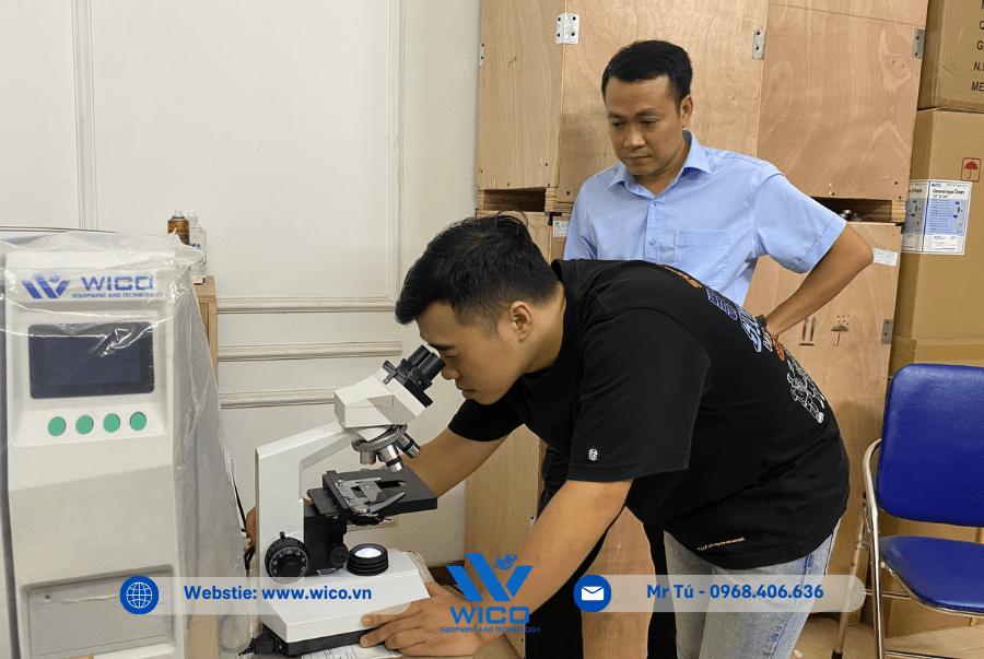 Anh khách test trực tiếp mẫu vi khuẩn trong ruột cá tại VP Wico Hà Nội