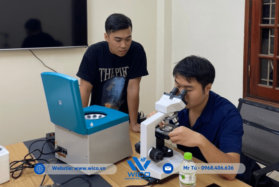 Khách hàng trải nghiệm Kính hiển vi XSZ-107BN và Máy ly tâm 80-2B trực tiếp tại VP Wico
