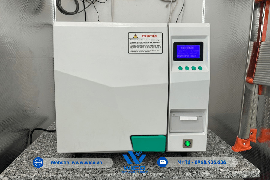 Khách hàng kiểm tra và test Nồi hấp chân không để bàn Jibimed TM-24DV