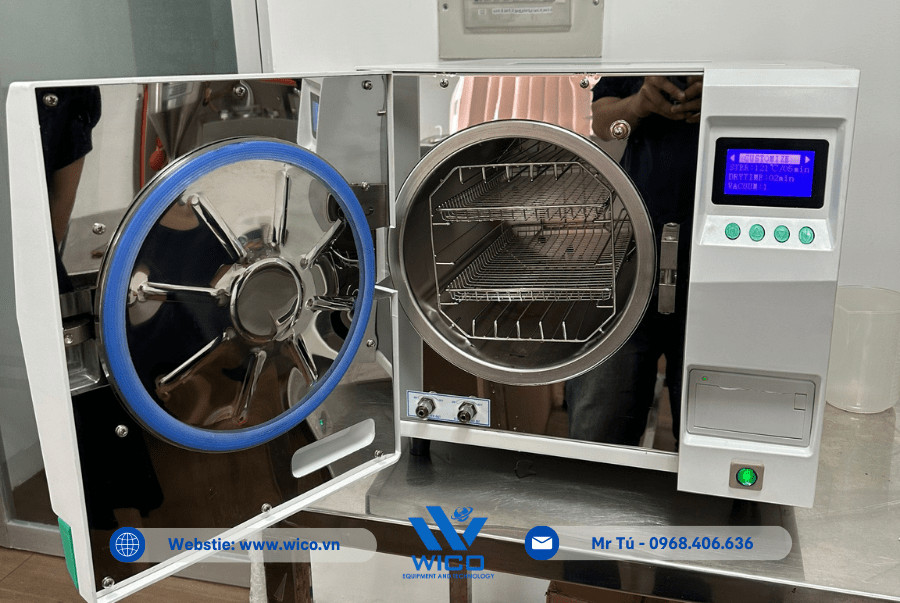 Khách hàng kiểm tra và test sản phẩm trực tiếp tại Nha khoa ở Cần Thơ