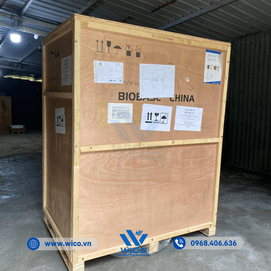 Nhân viên Wico kiểm tra cẩn thận Tủ An Toàn Sinh Học Cấp BSC-1300IIA2-X tại kho