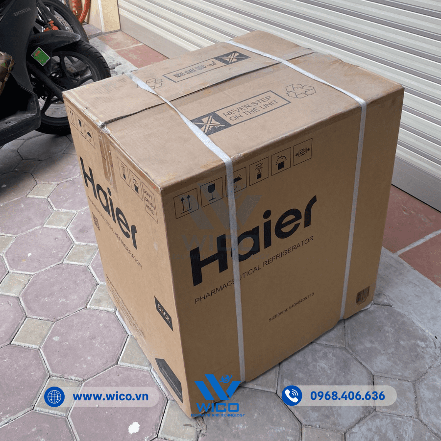 Nhân viên Wico bàn giao Tủ bảo quản Vacxin HYC-68 tới một phòng khám ở Hà Nội