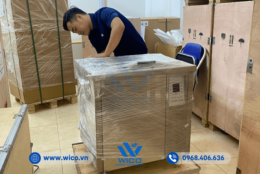 Kỹ thuật Wico kiểm tra và đóng gói sản phẩm tại văn phòng