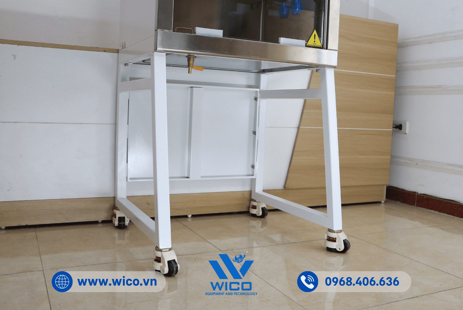 Tủ An Toàn Sinh Học Cấp II 11231BBC86 có bao gồm chân đế chắc chắn, bánh xe có khóa cố định