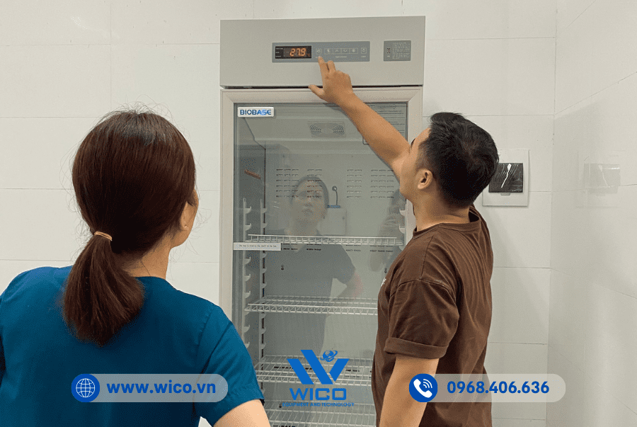 Nhân viên Wico hướng dẫn sử dụng Tủ bảo quản Vacxin - Dược phẩm BPR-5V298
