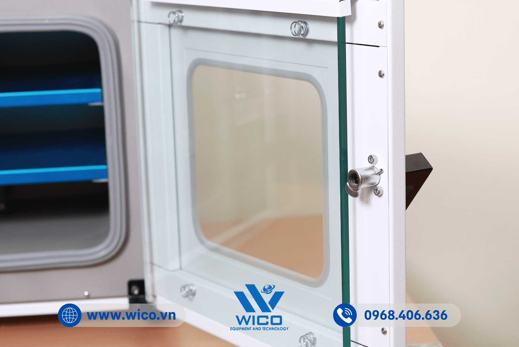 Cảnh cửa được trang bị 1 của kính kóp giúp người dùng dễ dàng quan sát các mẫu trong quá trình sấy
