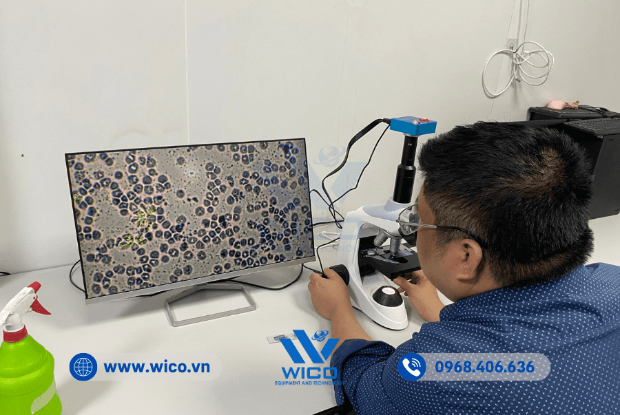 Bác sỹ bệnh viện kiểm tra sản phẩm ngay tại thời điểm bàn giao hàng hóa
