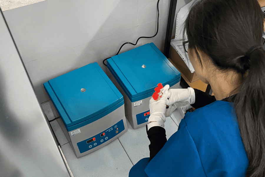 Khách hàng kiểm tra Máy ly tâm 80-2B tại thời điểm bàn giao hàng hóa