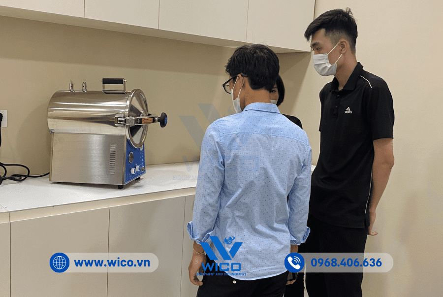 Khách hàng kiểm tra và test Nồi hấp tiệt trùng TM-T24J