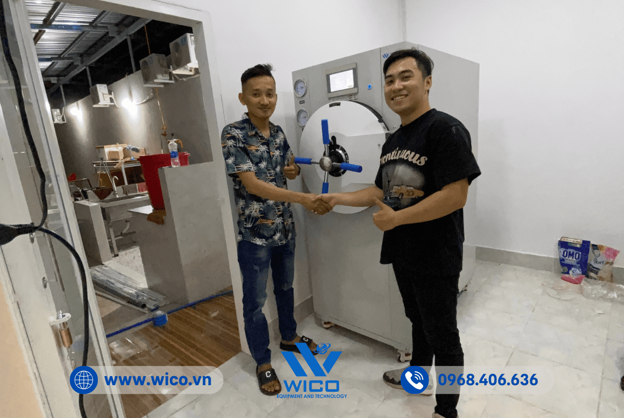 Kỹ thuật viên Wico bàn giao Nồi hấp tiệt trùng WS-YV cho khách hàng ở Đồng Nai