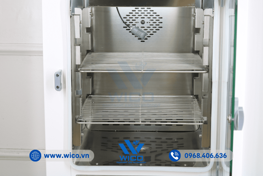 Buồng trong được làm bằng thép không gỉ với các góc bo tròn dễ dàng vệ sinh