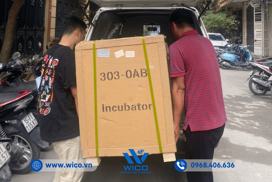 Kỹ thuật Wico kiểm tra và bàn giao Tủ ấm 303-0AB cho đơn vị vận chuyển