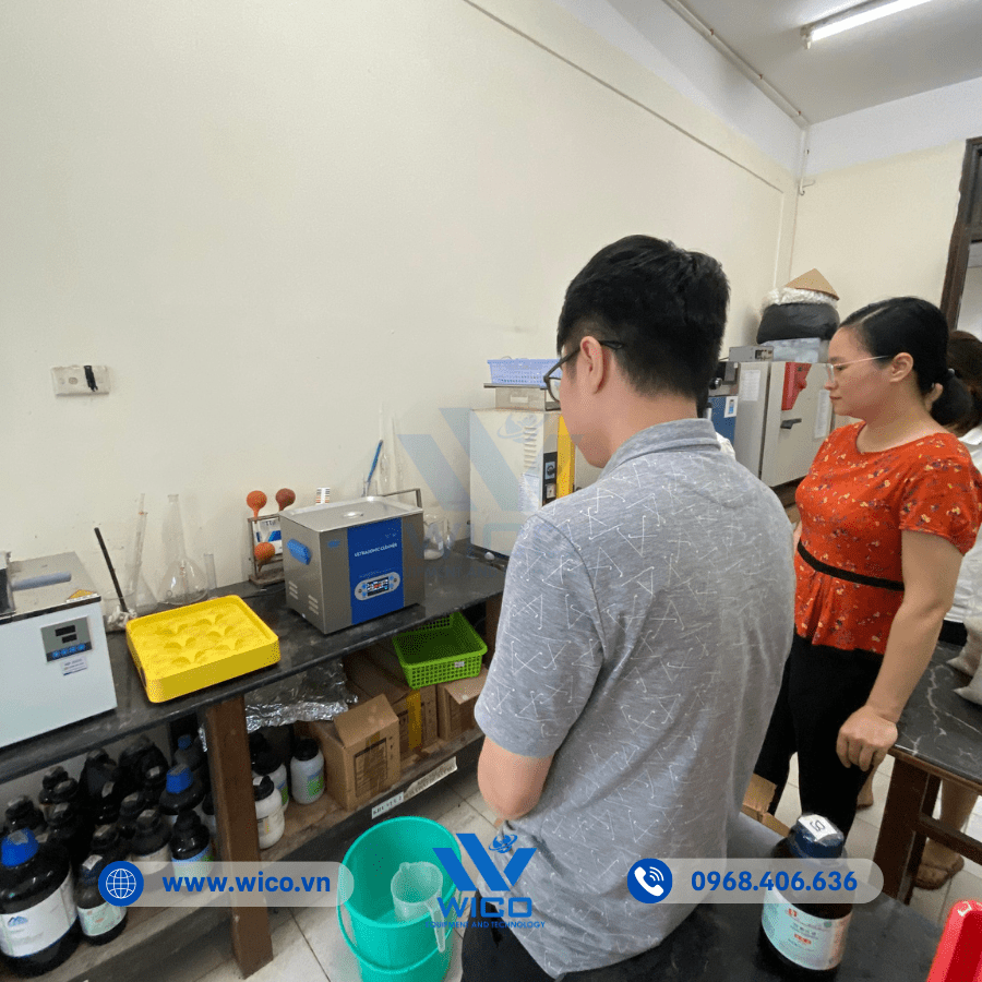 Khách hàng kiểm tra và test Bể rửa siêu âm WUC-68 ngay tại thời điểm giao hàng
