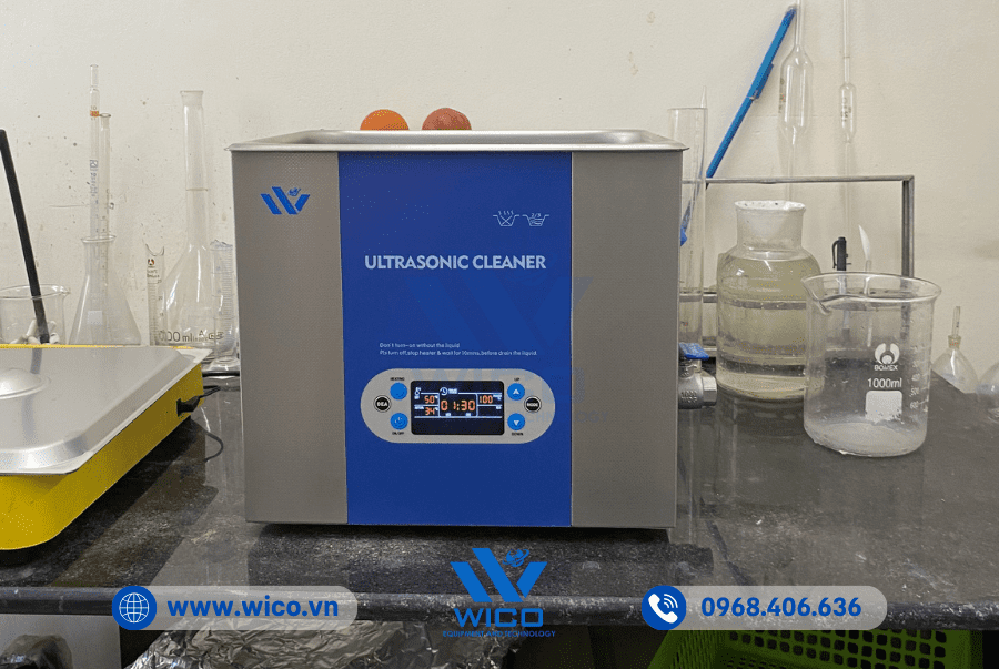 Kỹ thuật Wico bàn giao và hướng dẫn sử dụng Bể rửa siêu âm WUC-68 tại một phòng thí nghiệm ở Hà Nội