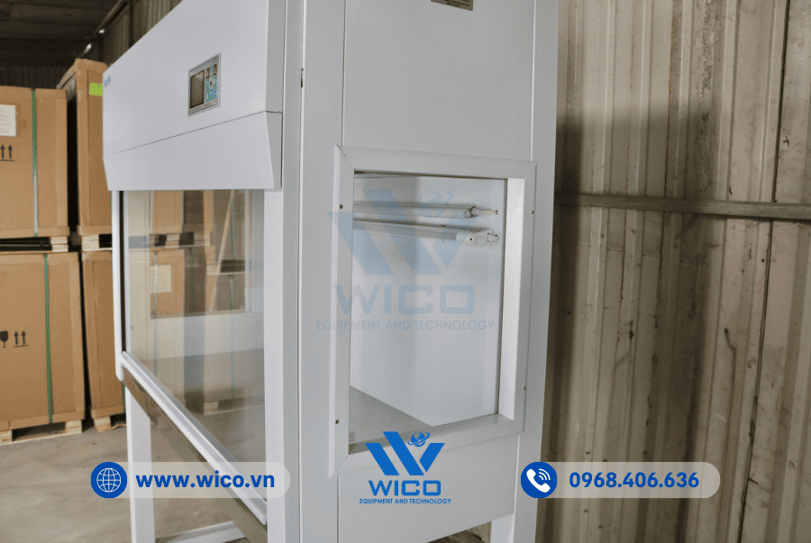 Thiết kế 2 cửa kính thuận tiện theo dõi mẫu