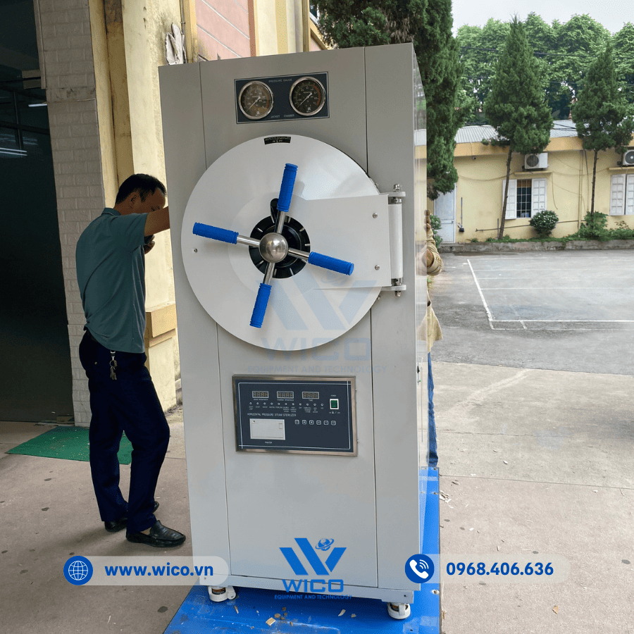 Khách hàng kiểm tra Nồi hấp tiệt trùng WS-200YDB
