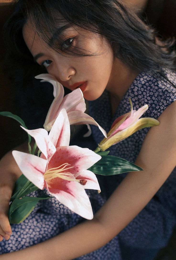 XU HƯỚNG NÀNG THƠ 2025 - BÍ KÍP CHỤP ẢNH BÊN HOA LY