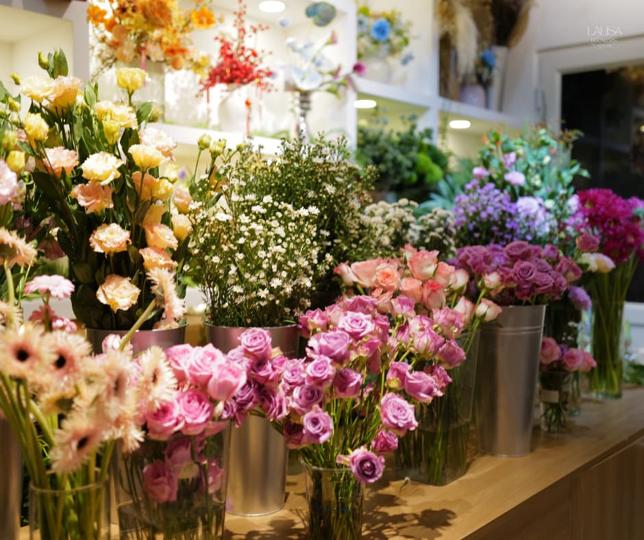 DỊCH VỤ THUÊ BÌNH HOA CAO CẤP – GIẢI PHÁP TRANG TRÍ ĐỘC ĐÁO TỪ LALISA FLOWERS & DECOR