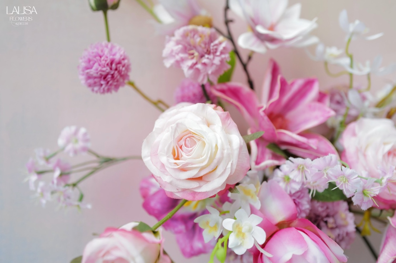 Tuyệt Chiêu Decor Hoa Lụa Cao Cấp: Nâng Tầm Biệt Thự, Văn Phòng và Đại Sảnh