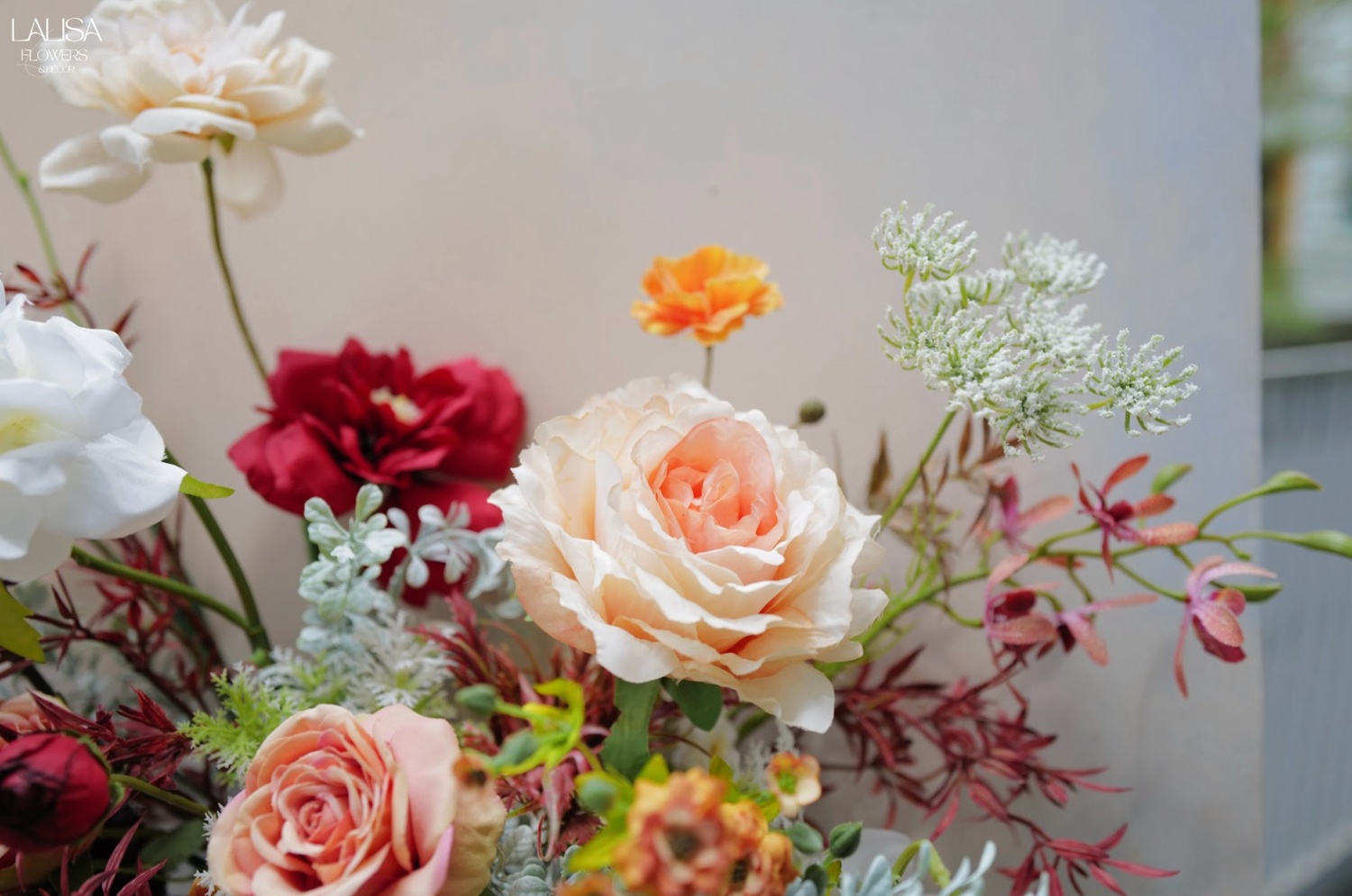 Biến Mỗi Góc Văn Phòng Thành Không Gian Sống Đầy Cảm Hứng Với Hoa Lụa Cao Cấp