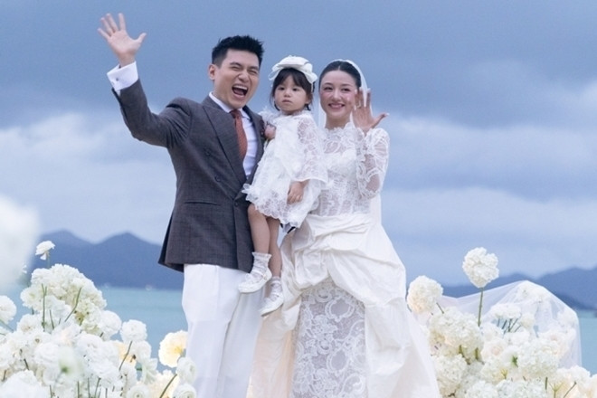 CHIÊM NGƯỠNG KHÔNG GIAN CƯỚI LÃNG MẠN CỦA SALIM: SỰ KẾT HỢP HOÀN HẢO GIỮ HOA TƯƠI VÀ BIỂN XANH