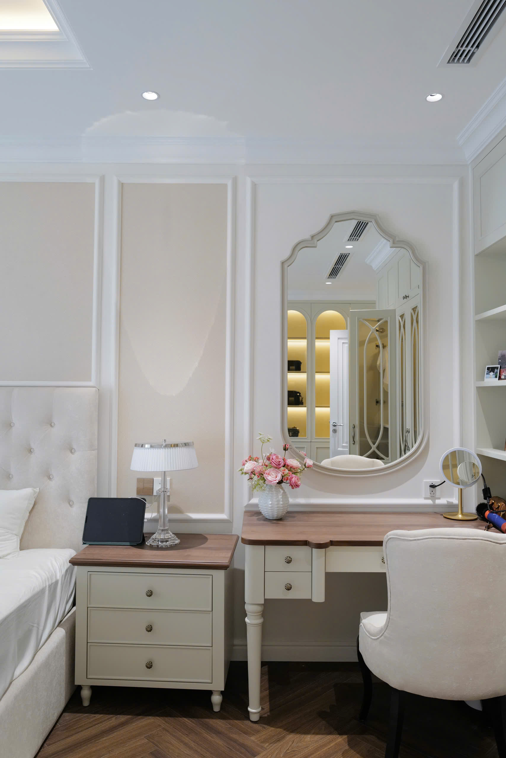 5 CÁCH TRANG TRÍ TINH TẾ GÓC LÀM VIỆC TẠI NHÀ VỚI HOA LỤA