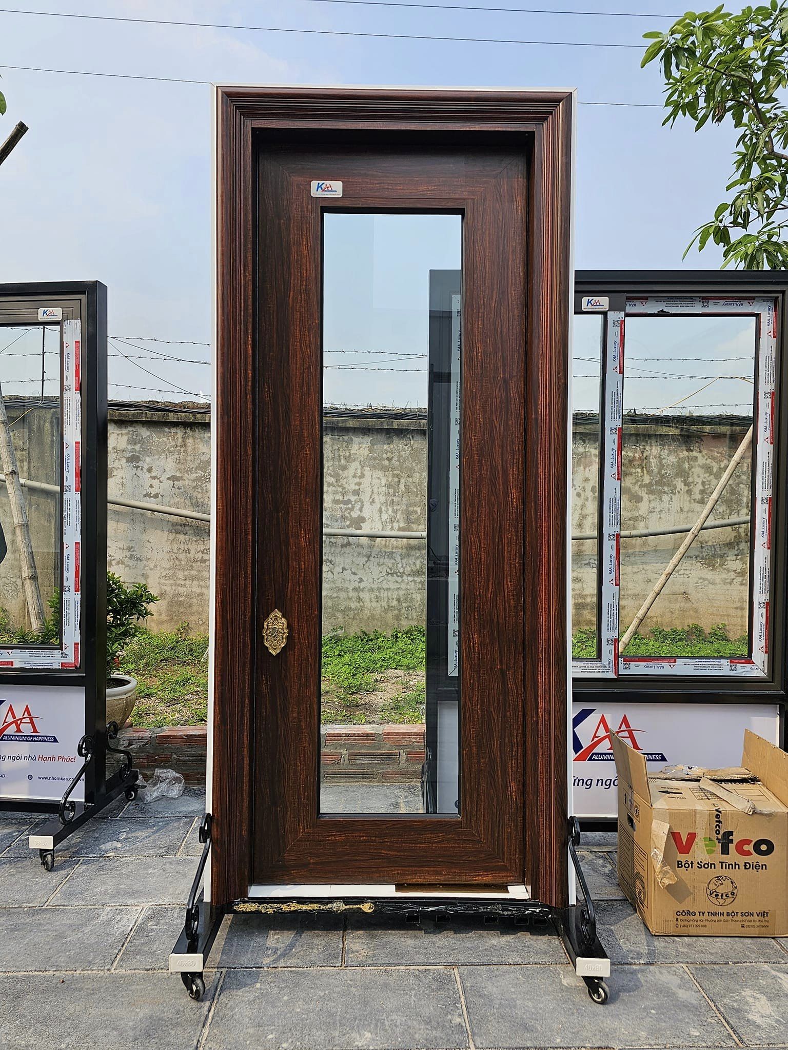 MẪU CỬA NHÔM GIẢ GỖ 1 CÁNH ĐẸP NHẤT 2023