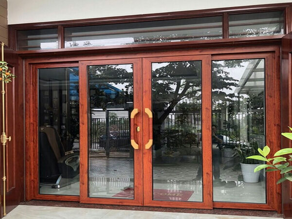 MẪU CỬA LÙA NHÔM KÍNH 1 CÁNH GIẢ GỖ