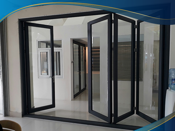 MẪU CỬA XẾP NHÔM KÍNH HIỆN ĐẠI ĐẸP SANG TRỌNG